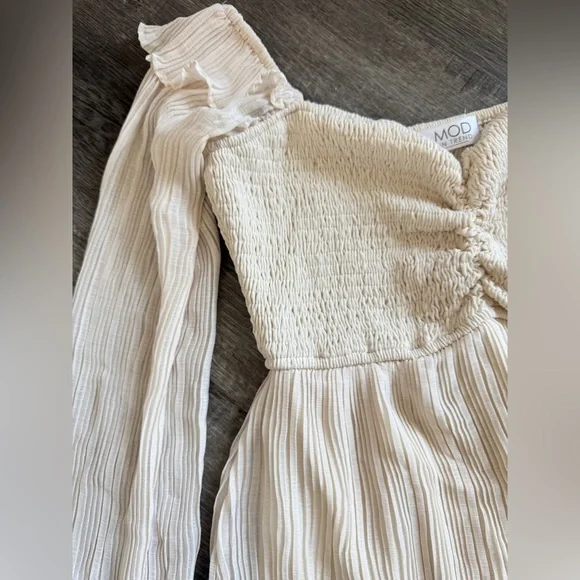 Chic‎ Cream Long Sleeve Women's Dress - Picture 3 of 6